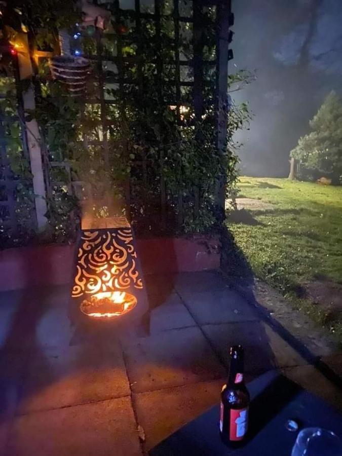 'Morris' The Shepherd'S Hut And Woodland Hot Tub Experience Carmarthen Esterno foto